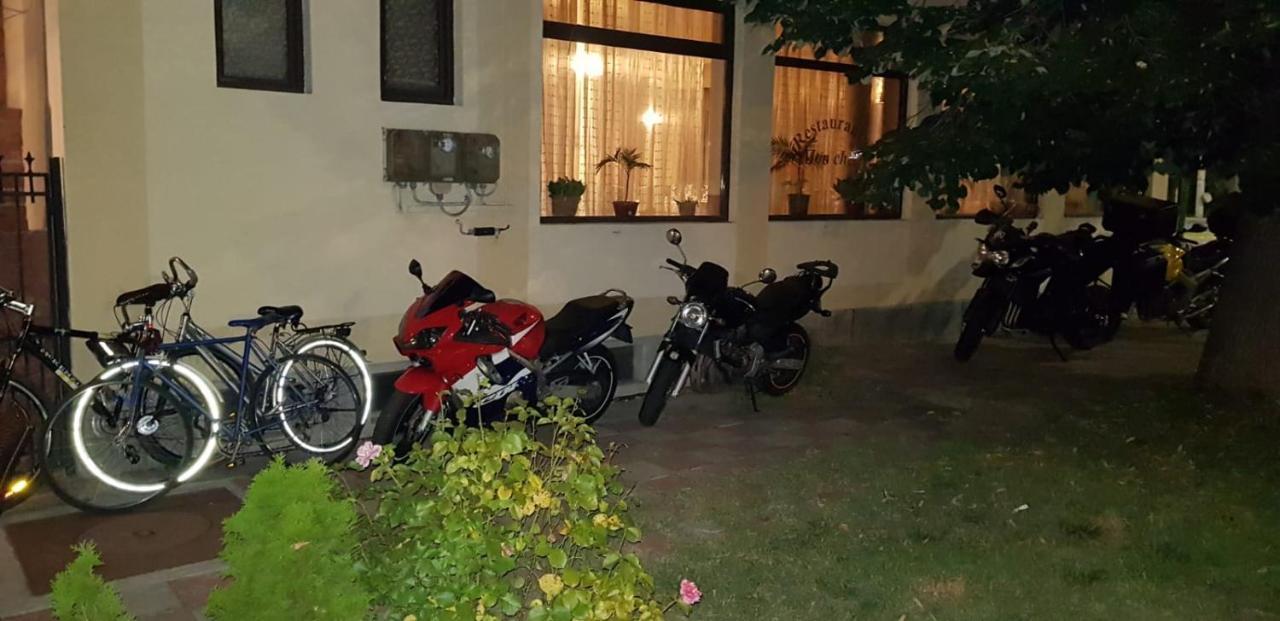 Mon Cheri Drobeta Turnu Severin Buitenkant foto