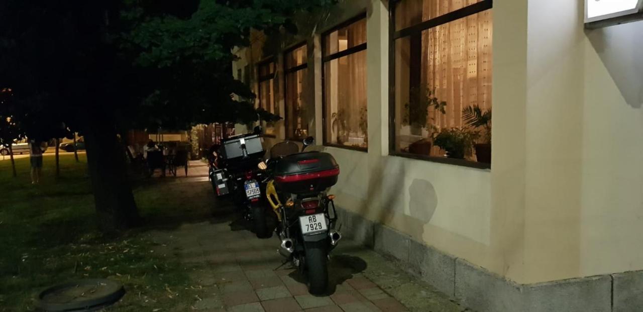 Mon Cheri Drobeta Turnu Severin Buitenkant foto